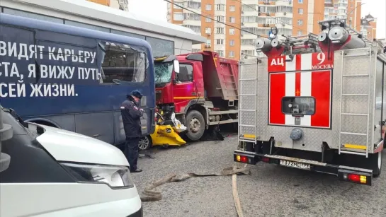 02.11.2022 Момент ДТП в центре Москвы самосвал вмял такси в автобус.