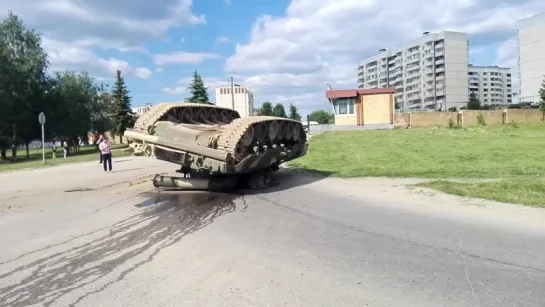 Военные перевернули танк на проезжей части в Подмосковье.