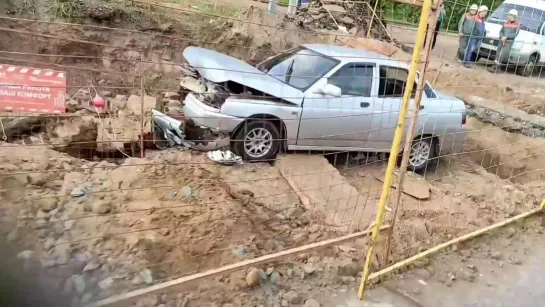 22.09.2022 автомобиль въехал в коммунальный раскоп на ул. Автозаводская. Ижевск.