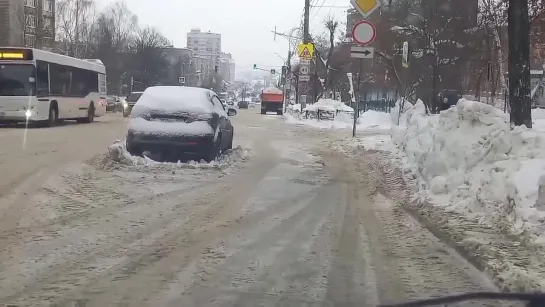 Вот так чистят дороги в Ижевске.