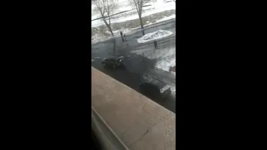 В Казахстане повздорившие водительницы устроили настоящую битву на автомобилях.