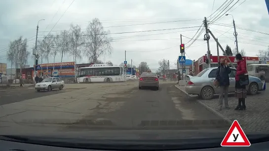 ДТП в Воткинске у ТЦ Айсберг. Скатилась с парковки.