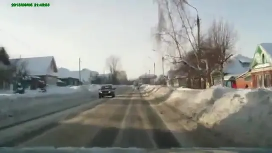 22.01.2016г. Момент ДТП в городе Можга на перекрестке Пролетарская - Лесная. Форд догнал ВАЗ 2107 (Удмуртия)