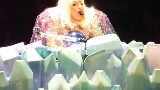 2014 // artRAVE The ARTPOP Ball Tour > Fashion! (Gagavision.net)