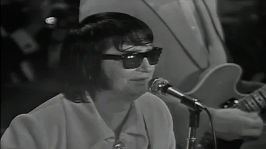 Roy Orbison - Bridge over Troubled Water (Live at The Festival Hall in Melbourne, Australia, on October 3, 1972)