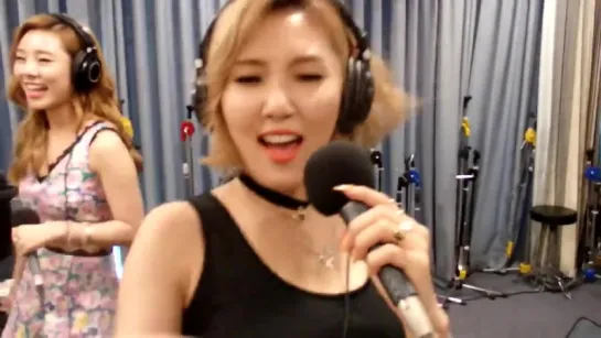 [VIDEO] Mamamoo singing "Um Oh Ah Yeh" In-Studio on Youngstreet Radio. Video taken by Lee Guk Joo