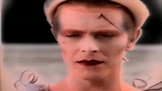 David Bowie - Ashes to Ashes (Official Music video) © 1980