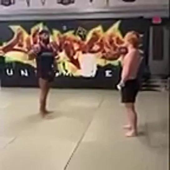 rapidsave_com_guy_walks_into_mma_gym_and_disrespectfully_k0zugyjh52va1