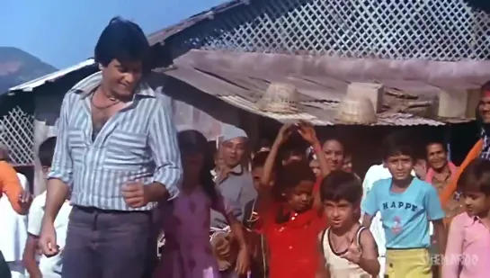 Fetus Hrithik rocking it with Jeetendra in the Apna Bana Lo song!