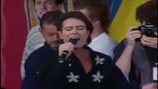 Cliff Richard & The Shadows - We Don't Talk Anymore (Live at the Knebworth Festival in England, UK on 30 June 1990)