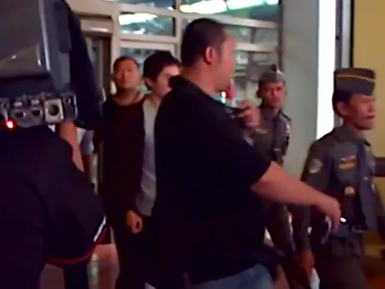 12.11.03 Jakarta Airport Fancam - Lee Seung Gi [5Giza04gMcQ]