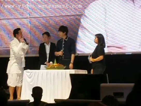 [121104] Lee Seung Gi FM in Jakarta - Tumpeng  Gift from FAI [QjEdwOScZI8]