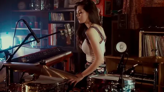 Foo Fighters Meets 70s Bobby Caldwell - Live Looping Mashup By Elise Trouw