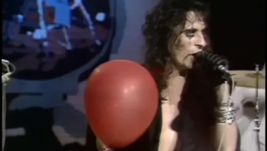 Alice Cooper - School's Out (Official Music video) © 1972