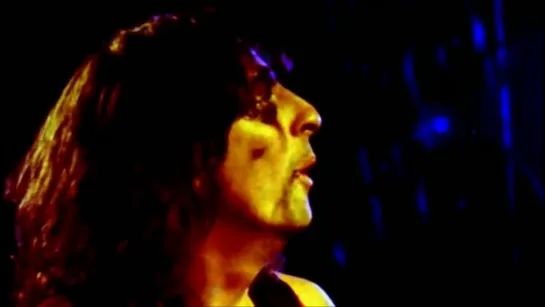 Alice Cooper - Years Ago (reprise) / I'm Eighteen (Live at the Wembley Arena in London on September 11–12, 1975)