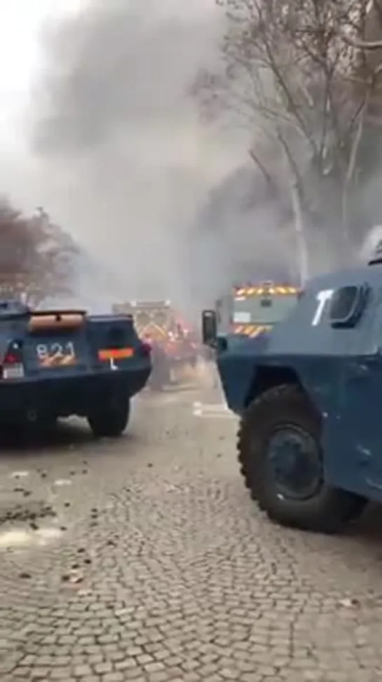 Die Gepanzerten Polizei von Macron haben bereits ein EU-Logo. Arbeitet er schon an seiner 'EU-Armee'?