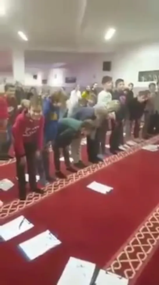 Deutsche Schüler beim Zwangsbesuch einer Moschee!