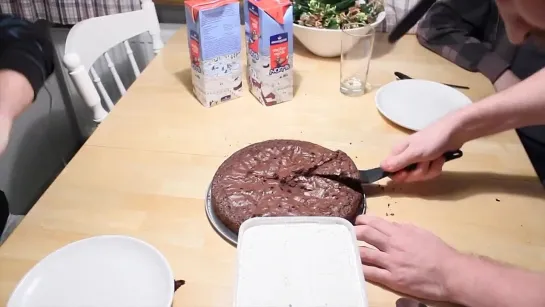 Regular Ordinary Swedish Meal Time - Stomachless Sticky Cake