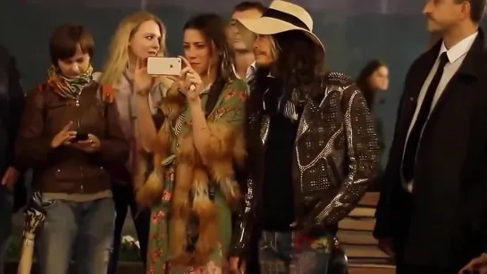 Солист Aerosmith Стивен Тайлер подпел уличному музыканту в Москве