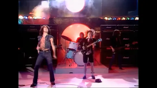 AC/DC - Girls Got Rhythm (1979)