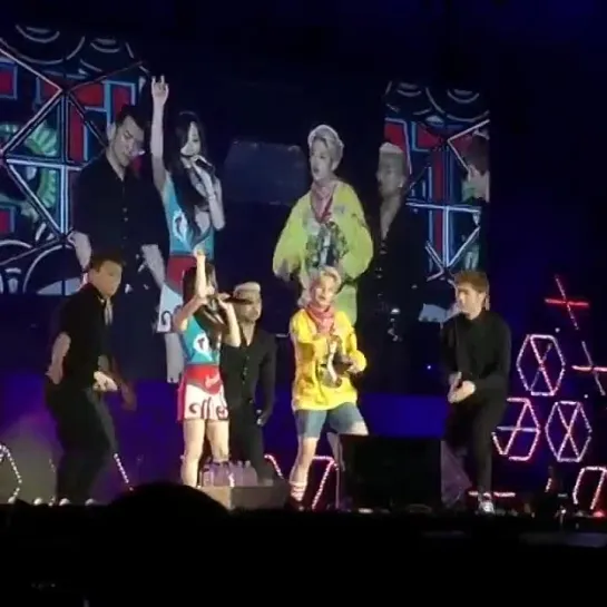 Shake That Brass (feat. Taeyeon) at SM Town in Taiwan (150321)