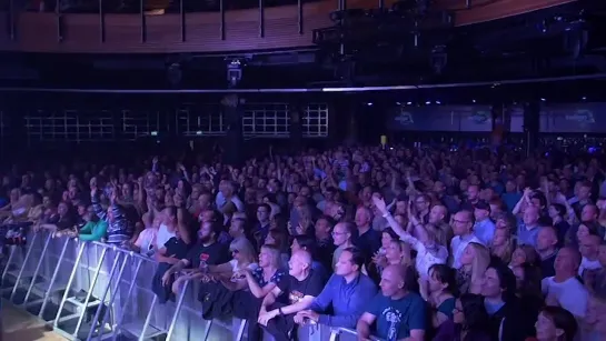 Level 42 - The Sun Goes Down (Living It Up) (Sirens Tour Live, 2015) OFFICIAL