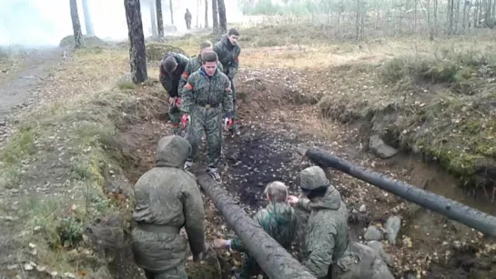 Бревно скользкое, но ребята справились!