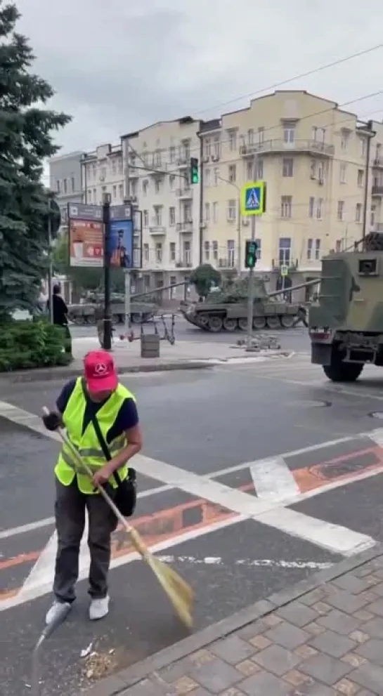 Тем временем суровые ростовские коммунальщики делают свое дело, несмотря на окружающие их танки😁