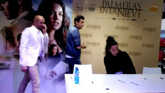 Seguimos en la firma del DVD de #PalmerasEnLaNieve. Tod@s l@s fans salen de la tienda con un autógrafo y una sonrisa-3