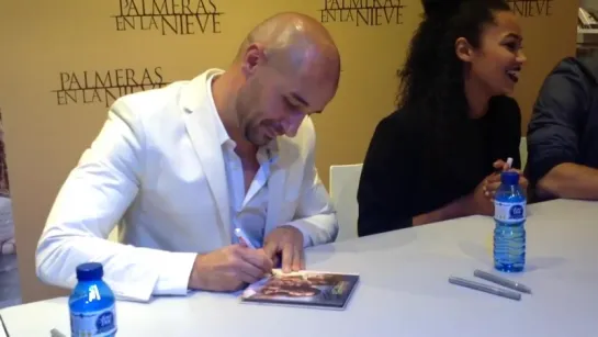 Seguimos en la firma del DVD de #PalmerasEnLaNieve. Tod@s l@s fans salen de la tienda con un autógrafo y una sonrisa-2