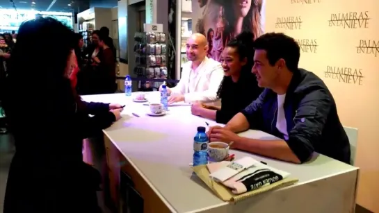 .@alainhernan @mario_casas_ @birtukantibebe se hacen fotos con las fans y firman los DVD de #PalmerasEnLaNieve-5