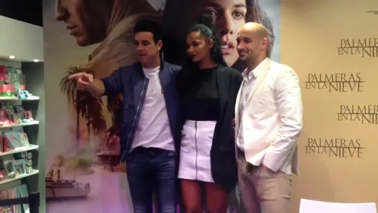 . @mario_casas_ @birtukantibebe se hacen fotos con las fans y firman los DVD de #PalmerasEnLaNieve-3