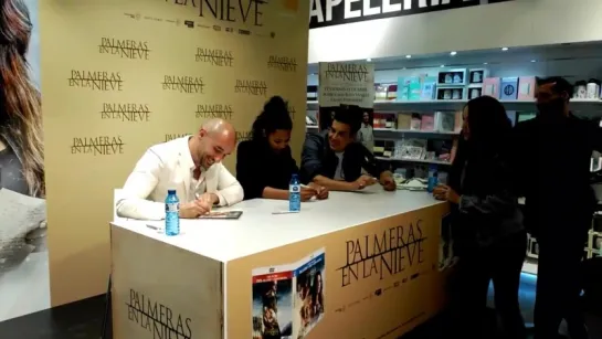 .@alainhernan @mario_casas_ @birtukantibebe se hacen fotos con las fans y firman los DVD de #PalmerasEnLaNieve-2