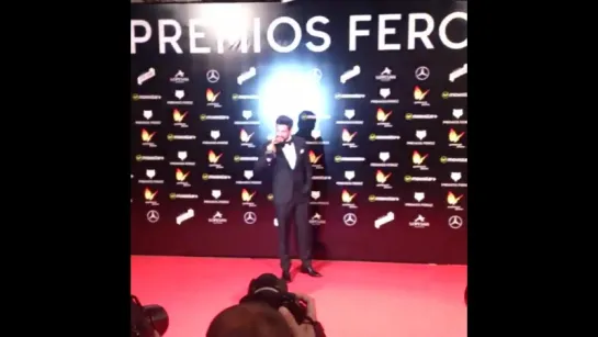 .@mario_casas_ posa a lo @RafaelNadal con su #PremiosFeroz @PremiosFeroz