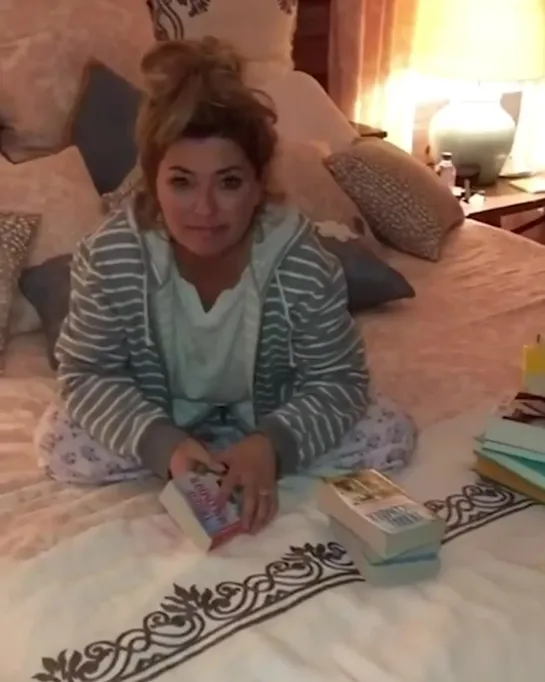 Shania Twain - Remember books?! Anybody else reading to pass the time?  (April 4, 2020) [RUS SUB]