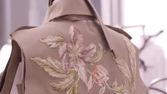 Autumn-Winter 2018-2019 Ready-to-Wear Show - Savoir-Faire Embroidered Trench Co