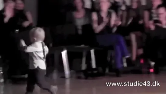 2 year old dancing the jive