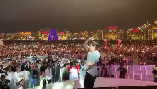 SRK Dancing On Famous Song TujheDekhaToYeJanaSanam - - SRKInDubai ZeroPromotions ZERO Zero21Dec ShahRukhKhan Srk Srkian Dubai Gl