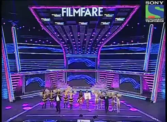 Filmfare 2012 - Ранбир и Шах Рукх спорят,кто круче Кханы или Капуры)