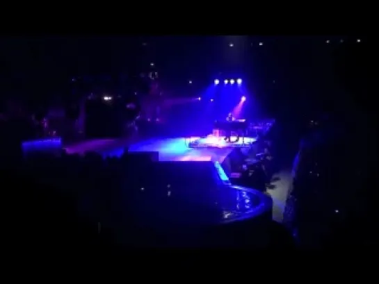 Rihanna - «Don't Stop The Music» (Live in Milan)