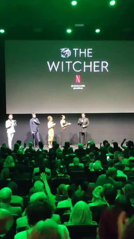 Джои Бэйти, Генри Кавилл, на премьере "Ведьмака" / Joey Batey, Anya Chalotra, Freya Allan & Henry Cavill at The Witcher premiere