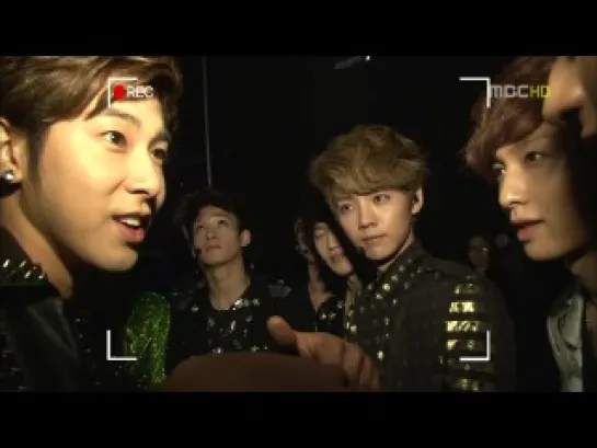 120719 SMTOWN LA EXO & TVXQ BACKSTAGE CUT : Yunho giving advice to EXO