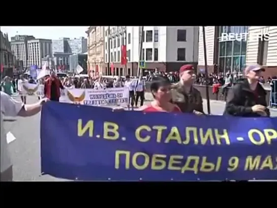 Парад в Москве прошел с портретами Ленина и Сталина