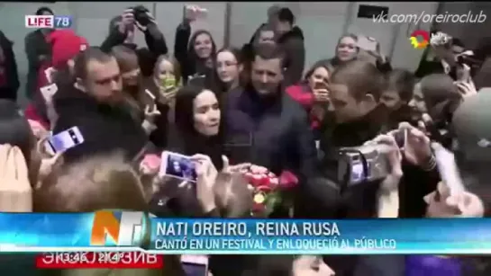 Reina rusa! Natalia Oreiro cantó junto a sus fans (24.11.2015)