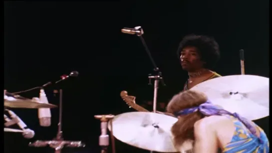 16 Jimi Hendrix – In From The Storm – Blue Wild Angel Jimi Hendrix Live At The Isle Of Wight