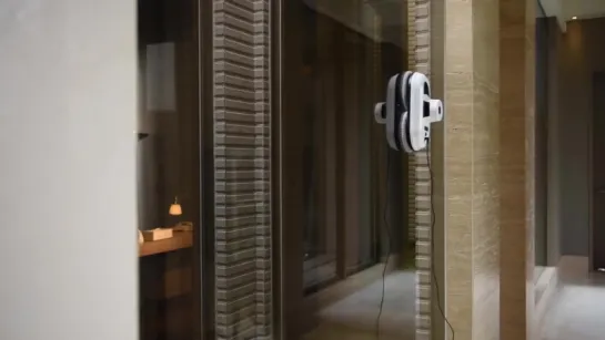 [HOBOT-188 window cleaning robot]