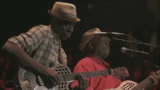 Taj Mahal with Keb' Mo' - Diving Duck Blues (Live at Madison Square Garden in New York City on 13 April 2013)