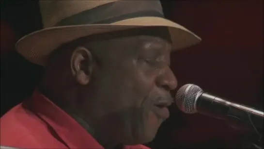 Taj Mahal with Keb' Mo' - Walkin' Blues (Live at Madison Square Garden in New York City on 13 April 2013)