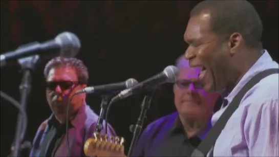 Los Lobos with Robert Cray - I Got to Let You Know (Live at Madison Square Garden in New York City on 13 April 2013)