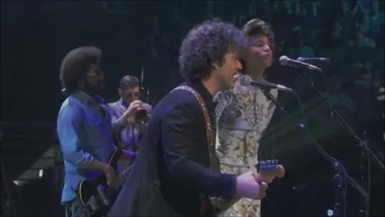 Doyle Bramhall II with Alice Smith - Cry (Live at Madison Square Garden in New York City on 12 April 2013)